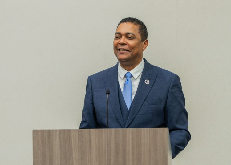 Víctor D’Aza anuncia retiro precandidatura presidencial por PRM para el 2028