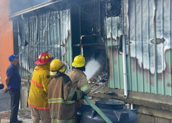 Bomberos logran controlar más del 80 % del fuego en almacén de Prodacom en Santiago