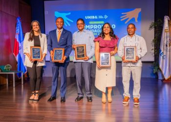 UNIBE reconoce a Juan Manuel Méndez durante la XIII Jornada de Compromiso Ciudadano 2025