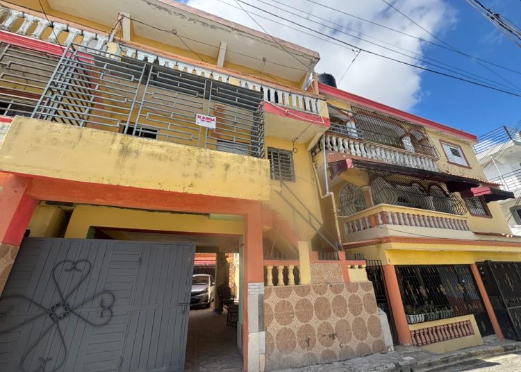 Propietario de la vivienda dice no escuchó problemas antes del doble homicidio en Brisas del Este