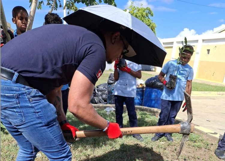 SICPA reafirma compromiso con cuidado del medioambiente con jornada de siembra de árboles en Santiago