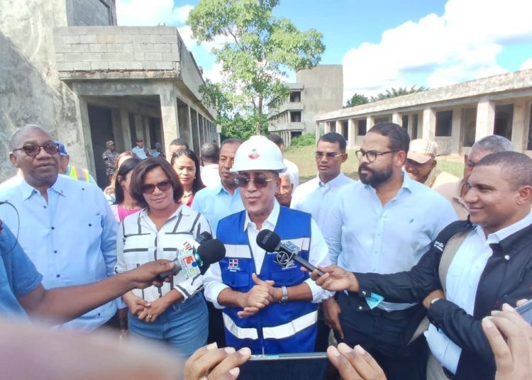 Gobierno reinicia construcción del Liceo Experimental y extensión de la UASD en Bayaguana tras más de 10 años paralizados