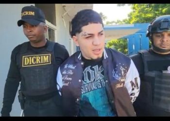 Se entrega presunto cabecilla de banda que asaltó a mujer en Plaza Gómez Díaz; es investigado por otro homicidio en Santiago