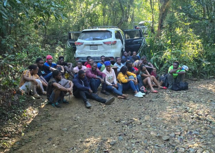 Ejército detiene 30 indocumentados haitianos en tres vehículos en Monción, Santiago Rodríguez