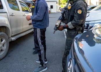 Atrapan dos hombres con 171 paquetes de presunta cocaína y cinco de marihuana