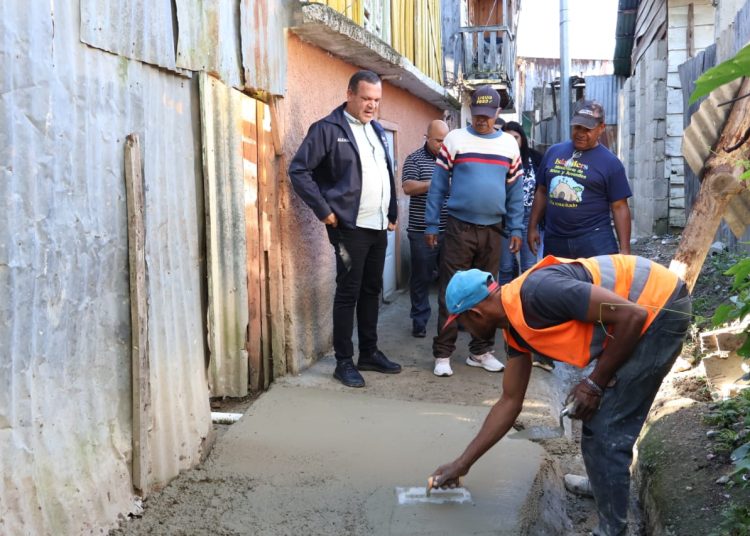 Ayuntamiento de Constanza ejecuta presupuesto participativo encementando callejón y conectando dos barrios