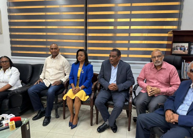 Liderazgo cooperativo se reúne con senador Fulcar para dar seguimiento al proyecto que reforma el marco legal del sector