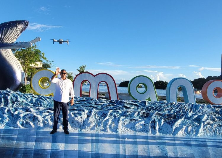 Autoridades inauguran parador fotográfico en homenaje a las ballenas jorobadas de Samaná
