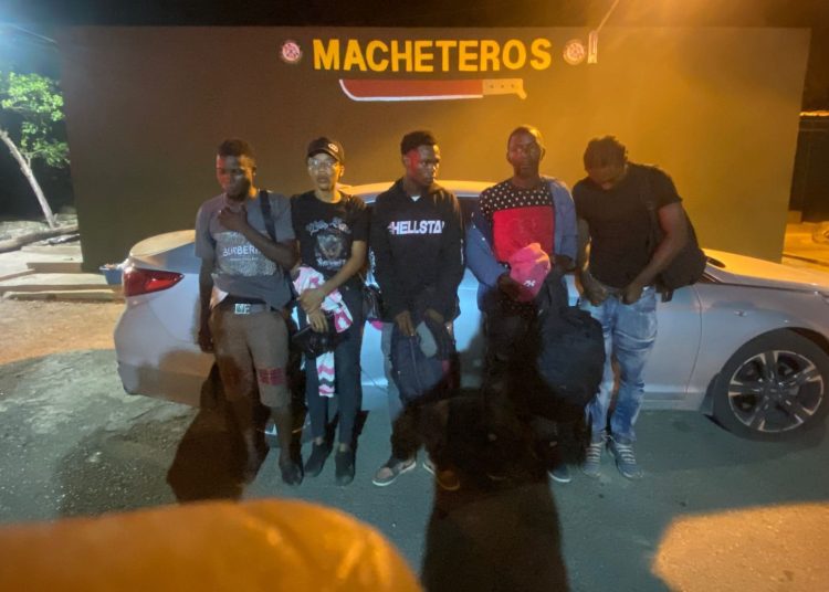 ERD apresan a dos dominicanos que transportaban a cinco haitianos en condición migratoria irregular en Mao