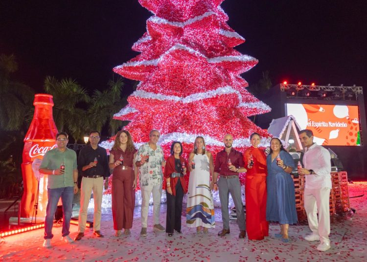 Coca Cola enciende su tradicional árbol navideño en la Ciudad Colonial