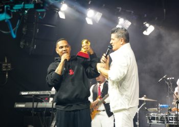 Santiago Matías y Alofoke Media Group entregan reconocimiento a Eddy Herrera