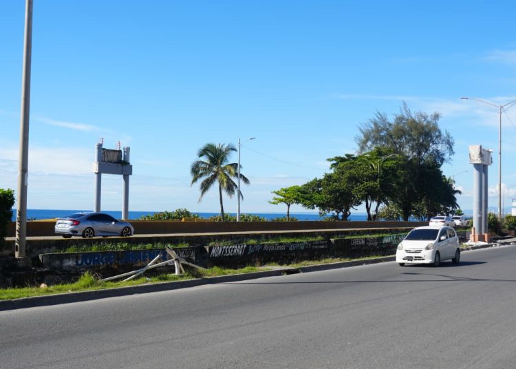 Desmontan uno de los puentes peatonales de Las Américas; suspensión eléctrica afectó varios sectores en la madrugada
