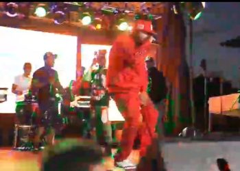 Yoan Retro imparable durante el 4to Concierto Navideño Reconocidos