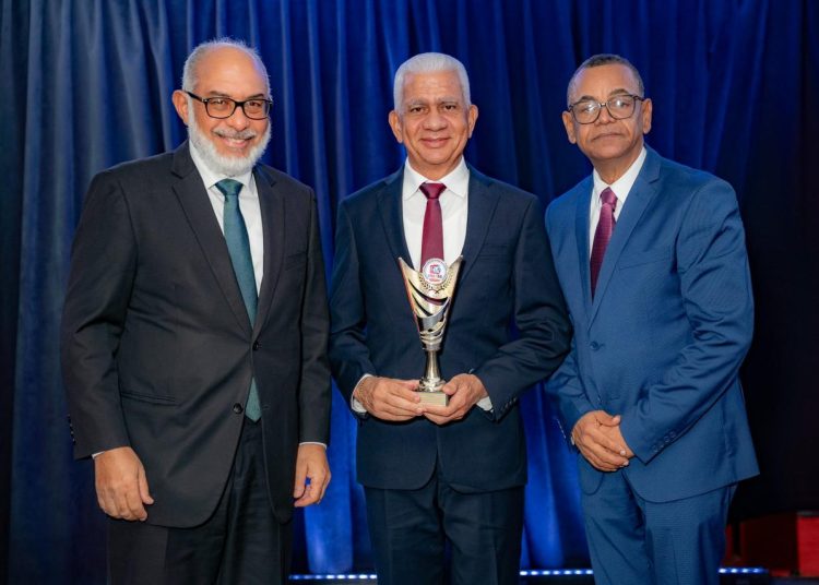 Presidente del Senado recibe reconocimiento por su gestión y aportes legislativos