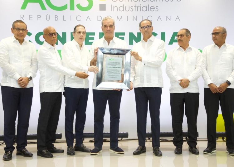 Abinader destaca que el país es una “República policéntrica” y recibe reconocimiento de la ACIS por su inversión en Santiago