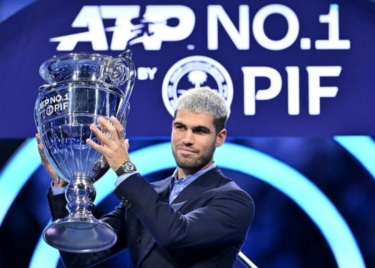 Carlos Alcaraz recibe en Turín el trofeo que lo acredita como número 1 del mundo en 2025