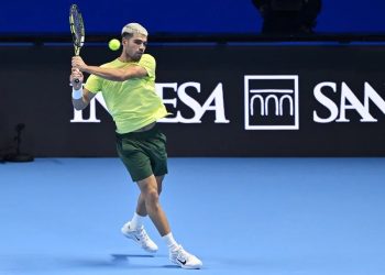 Alcaraz remonta ante Fritz y se acerca a cerrar el año como número uno del mundo