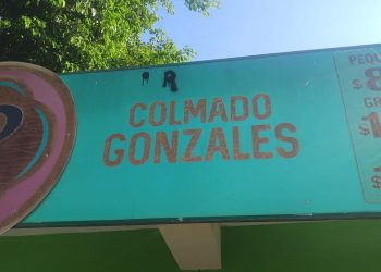 Captados en cámara tres hombres que amordazaron a pareja durante asalto a colmado en Santiago