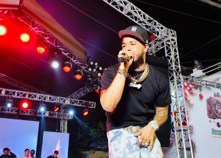 Donaty hace vibrar al público en concierto de Reconocidos, agradeciendo al público su éxito viral “Lo que pueda”.