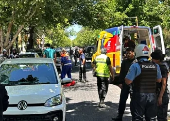 La Policía investiga a un estudiante por explosión en mezquita indonesia con 54 heridos