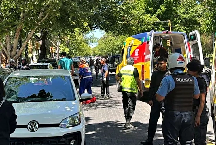 La Policía investiga a un estudiante por explosión en mezquita indonesia con 54 heridos