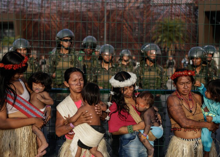 Un grupo de manifestantes indígenas bloquea por casi cuatro horas el ingreso a la COP30