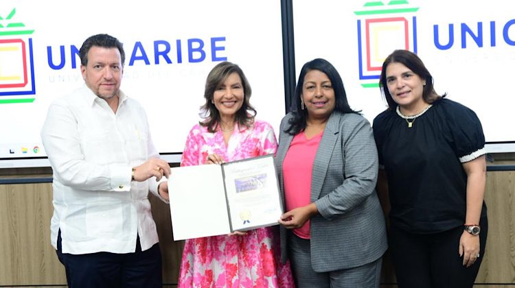 Decana Altagracia Tavárez es honrada como huésped distinguida de la ciudad de Miami