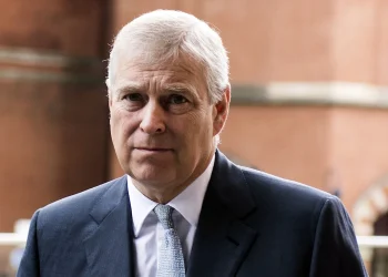 Los correos de Epstein confirman que la foto del expríncipe Andrés y Giuffre es real