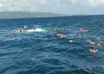 Se hunde embarcación “Boca de Yuma 1” con 55 turistas a bordo; todos resultan ilesos