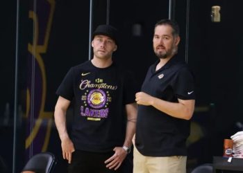 Lakers reestructuran su departamento de operaciones y despiden a Joey y Jesse Buss