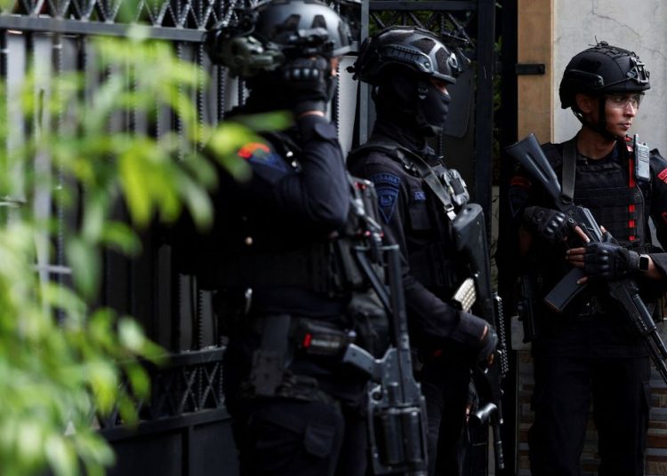 Al menos 54 heridos tras una explosión en una mezquita de un colegio de Yakarta