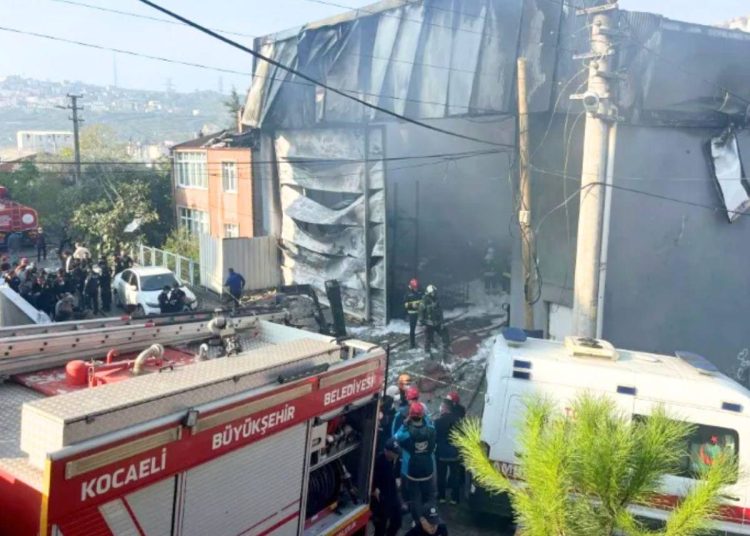Seis muertos y siete heridos en el incendio de una fábrica de cosméticos en Turquía