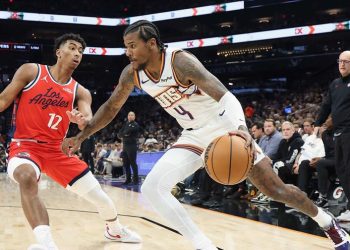 Los Suns cumplen ante unos Clippers sin Harden ni Kawhi