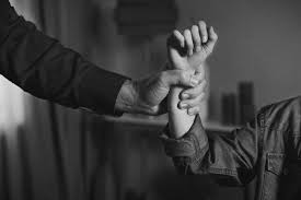 Tribunal declara nulo despido de joven que rechazó dar la mano a compañera en Países Bajos