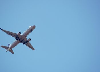 EE. UU. ordena cancelar vuelos por crisis en el control aéreo ante prolongado cierre del gobierno