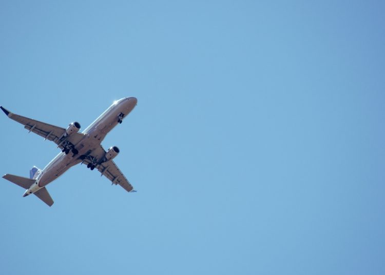 EE. UU. ordena cancelar vuelos por crisis en el control aéreo ante prolongado cierre del gobierno