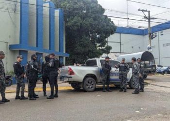 En medio de persecución se accidenta vehículo repleto de indocumentados en Dajabón