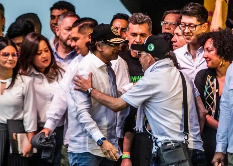 Abren investigación a Petro por llevar a un acto público a jefes de bandas criminales