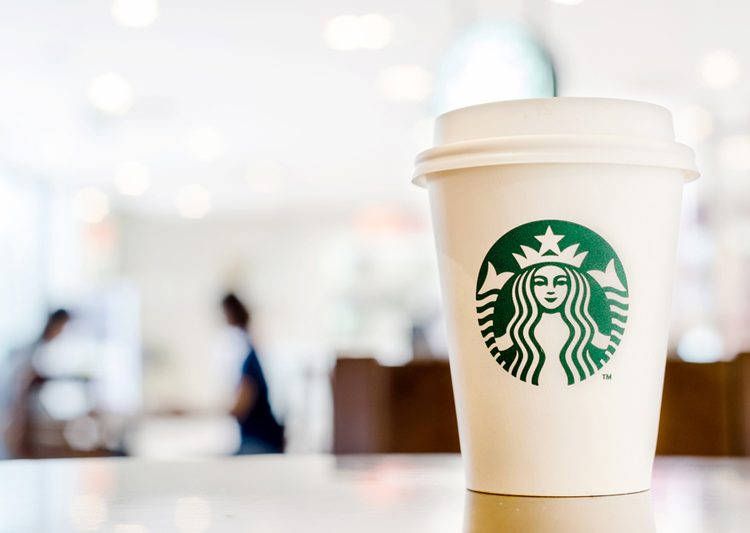 Empleados de Starbucks inician huelga en EE.UU., en medio de una estancada negociación