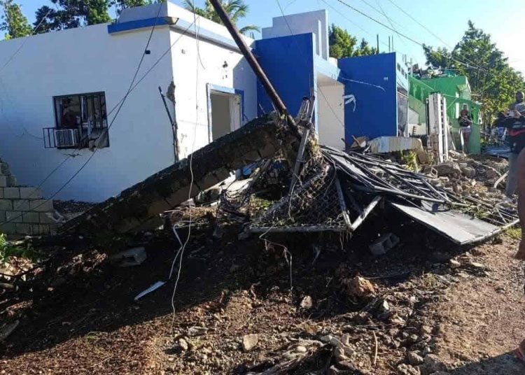 Explosión de tanque de agua deja dos heridos y varias viviendas afectadas en San Pedro de Macorís