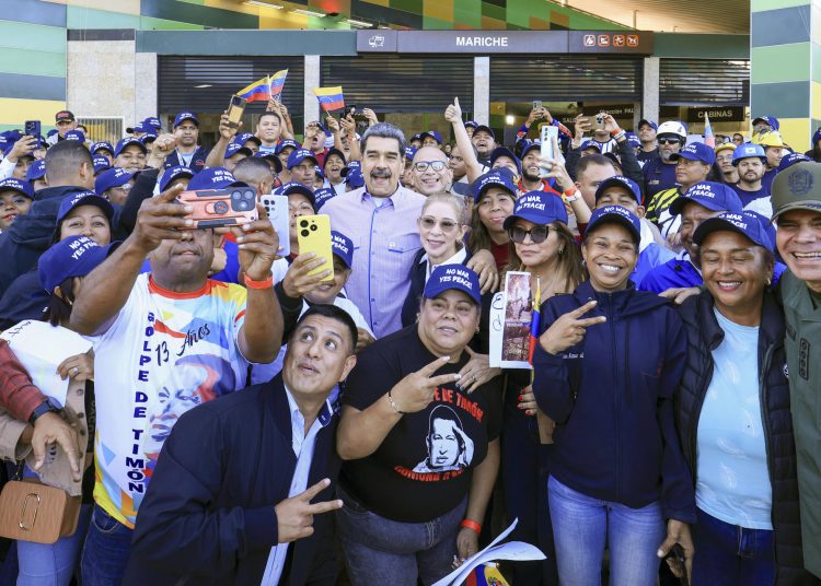 Maduro pide al pueblo de EEUU «levantar las banderas de la paz» en medio de tensiones