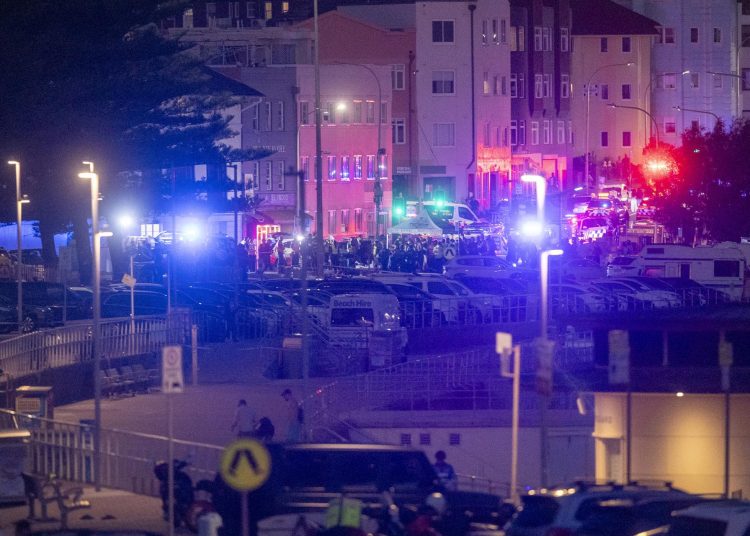 Al menos 10 muertos, incluido uno de los tiradores, en el tiroteo en una playa de Sídney