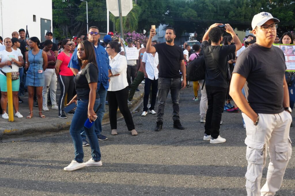 Cientos de personas se concentran frente al Palacio de Justicia de Ciudad Nueva exigiendo justicia por el Caso Senasa - Noticias de hoy en República Dominicana | De Último Minuto