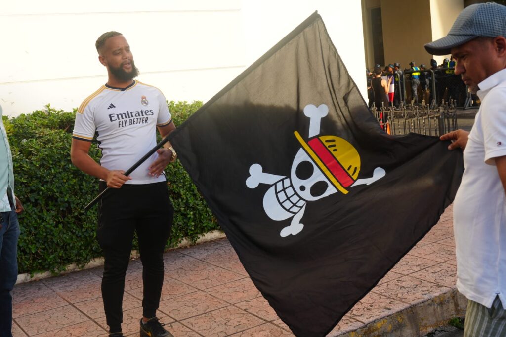 Cientos de personas se concentran frente al Palacio de Justicia de Ciudad Nueva exigiendo justicia por el Caso Senasa - Noticias de hoy en República Dominicana | De Último Minuto