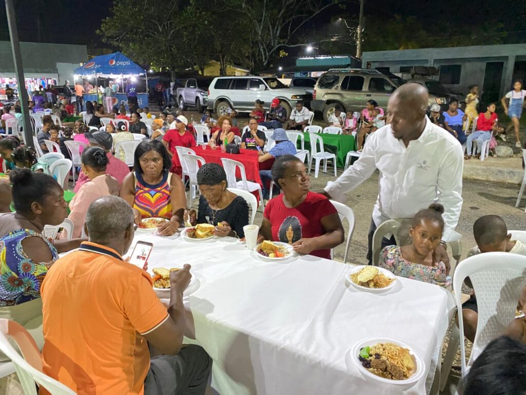 Director de la Junta Municipal de Chirino realiza encendido del árbol navideño y cena comunitaria | 3 | Director de la Junta Municipal de Chirino realiza encendido del árbol navideño y cena comunitaria - Noticias de hoy en República Dominicana | De Último Minuto