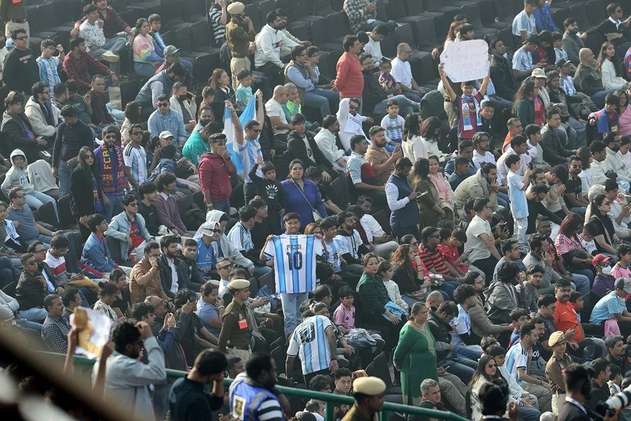Seguidores de Lionel Messi esperan su llegada en el estadio Arun Jaitley en Nueva Delhi. 