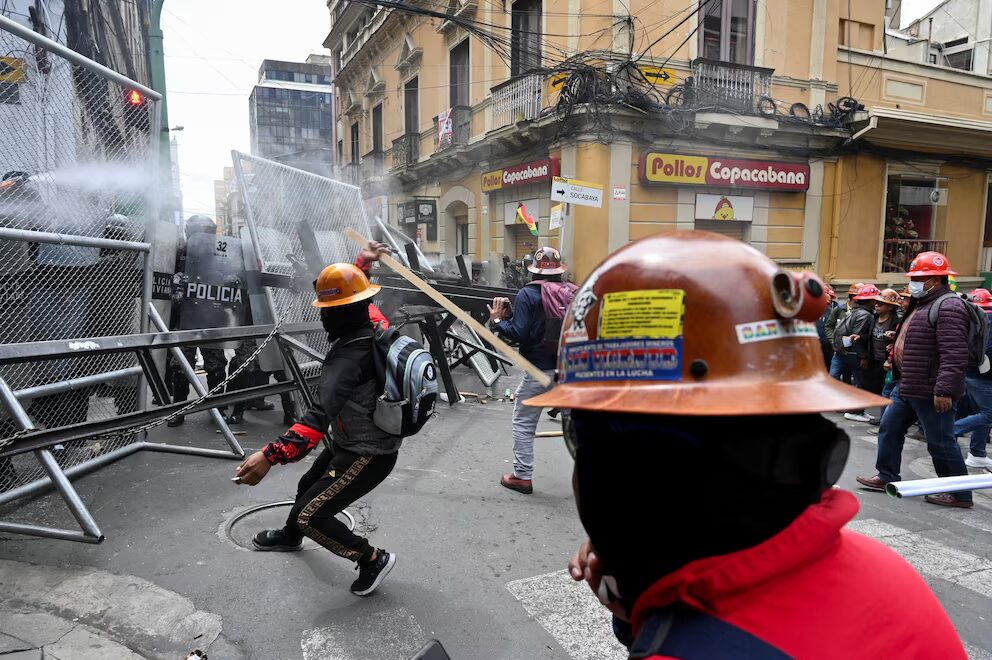 Violentas protestas en Bolivia por el retiro del subsidio a los combustibles dejaron al menos cuatro policías heridos - Noticias de hoy en República Dominicana | De Último Minuto