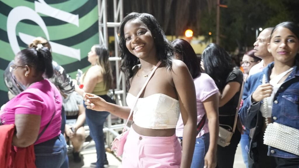 Fanáticos de todo el país llegan a la Arena del Cibao para el segundo concierto de Raulín Rodríguez - Noticias de hoy en República Dominicana | De Último Minuto