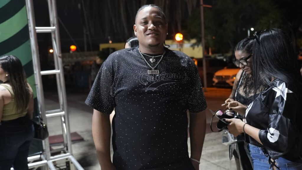 Fanáticos de todo el país llegan a la Arena del Cibao para el segundo concierto de Raulín Rodríguez - Noticias de hoy en República Dominicana | De Último Minuto