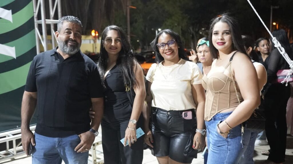 Fanáticos de todo el país llegan a la Arena del Cibao para el segundo concierto de Raulín Rodríguez - Noticias de hoy en República Dominicana | De Último Minuto